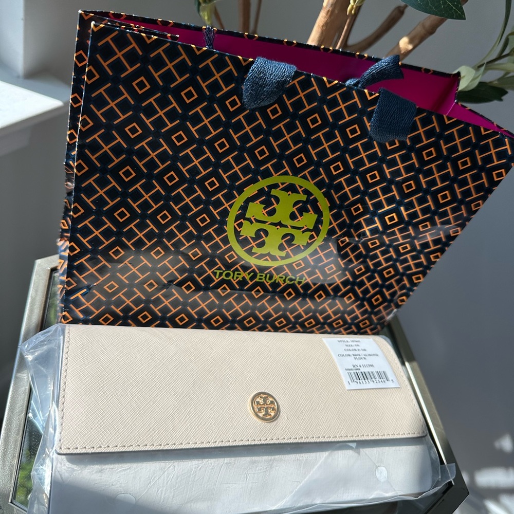 Authentic Tory Burch wallet on a chain